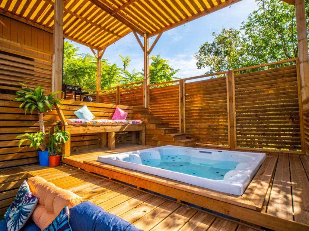 Camping Hotel Les Rives Du Loup Tourrettes-sur-Loup Eksteriør bilde